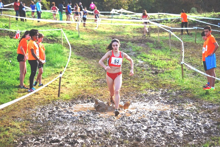 52 Jóvenes triatletas corren el Cross Escolar de Mondego