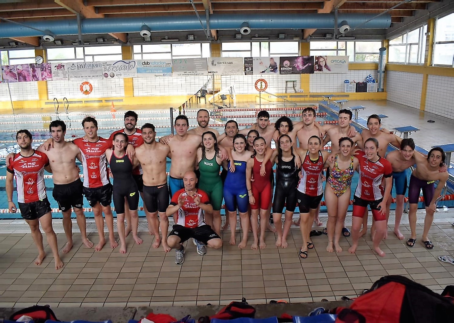 Os nadadores do Fogar logran en Carballo o título e o ascenso 