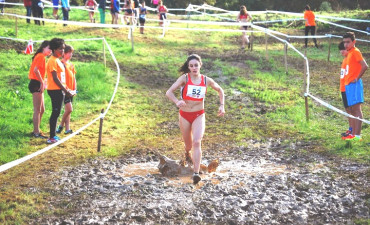 52 Jóvenes triatletas corren el Cross Escolar de Mondego